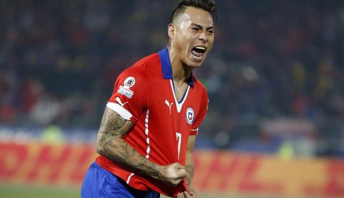 Eduardo Vargas anotó los goles en la victoria 2-1 de Chile sobre Perú. La Roja avanzó a la...