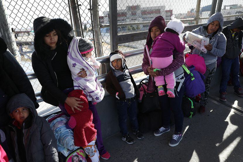 Un grupo de migrantes de Honduras y Cuba esperan en un puente internacional enre Ciudad...