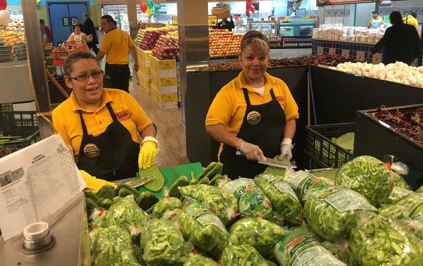 Porfiria Hernández y Rocío Ortiz, dos empleados del supermercado de Pleasant Grove (KARINA...