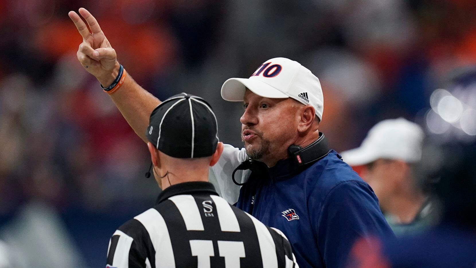 UTSA head coach Jeff Traylor, right, argues a call during the first half of an NCAA college...