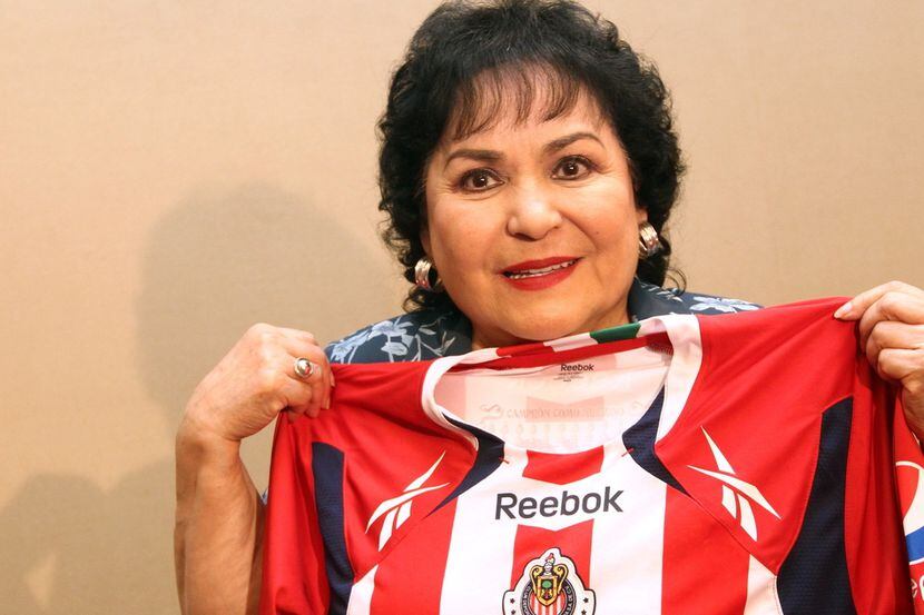 Carmen Salinas muestra una camiseta de las Chivas de Guadalajara