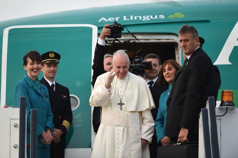 El Papa Francisco saluda al abordar el avión que lo llevó de regreso de Dublín, Irlanda, a...
