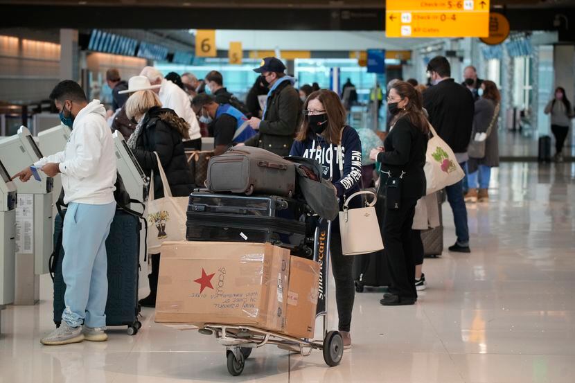 Viajeros hacen fila en un quiosco de United American Airlines en el Aeropuerto Internacional...
