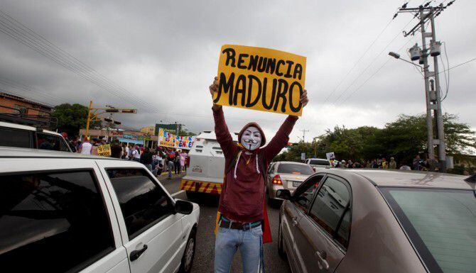 Un manifestante exige la renuncia del presidente Nicolás Maduro, en San Cristóbal,...