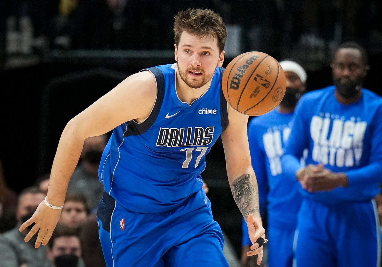 Dallas Mavericks guard Luka Doncic (77) brings the ball up the court during the second half...