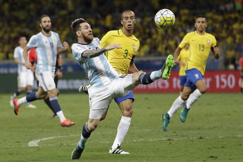 Lionel Messi y la selección albiceleste cayeron 3-0 ante Brasil el jueves en Belo Horizonte,...