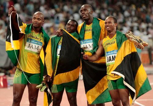 Foto de archivo de 2008 del equipo de relevo de Jamaica ganador del oro en los Olímpicos....