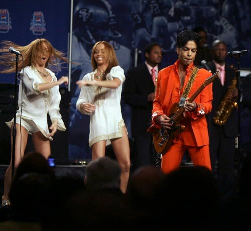 Prince, durante su presentación el  Half Time Show del Super Bowl en el 2007. AP
