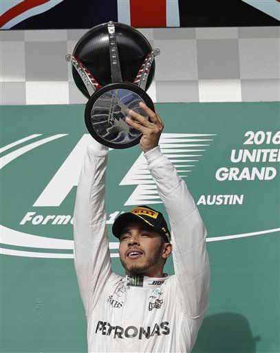 El piloto brintánico Lewis Hamilton, de Mercedes, festeja luego de ganar el Gran Premio de...