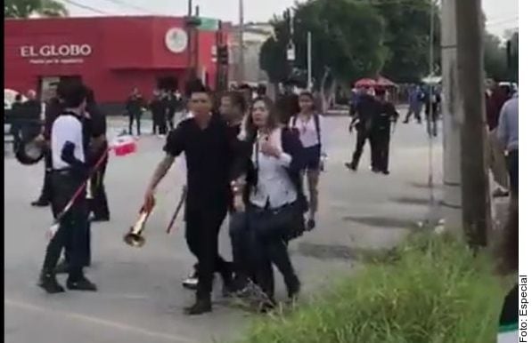 Personas que participaban en el desfile conmemorativo de la Revolución Mexicana en Torreón,...