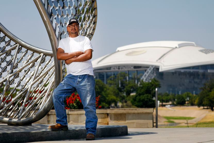 Luis Noriega de Jomex Concrete ayudó a construir el AT&T Stadium (al fondo) como obrero...