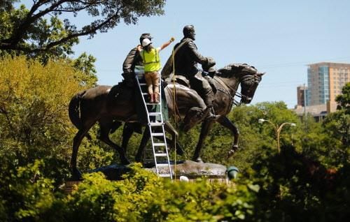 El retiro de la estatua de Robert E. Lee empezó minutos después de la votación 13-1 que...