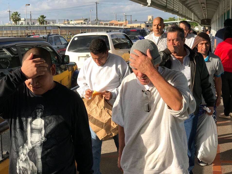 Un grupo de personas son devueltas a territorio de México por un cruce fronterizo de la...