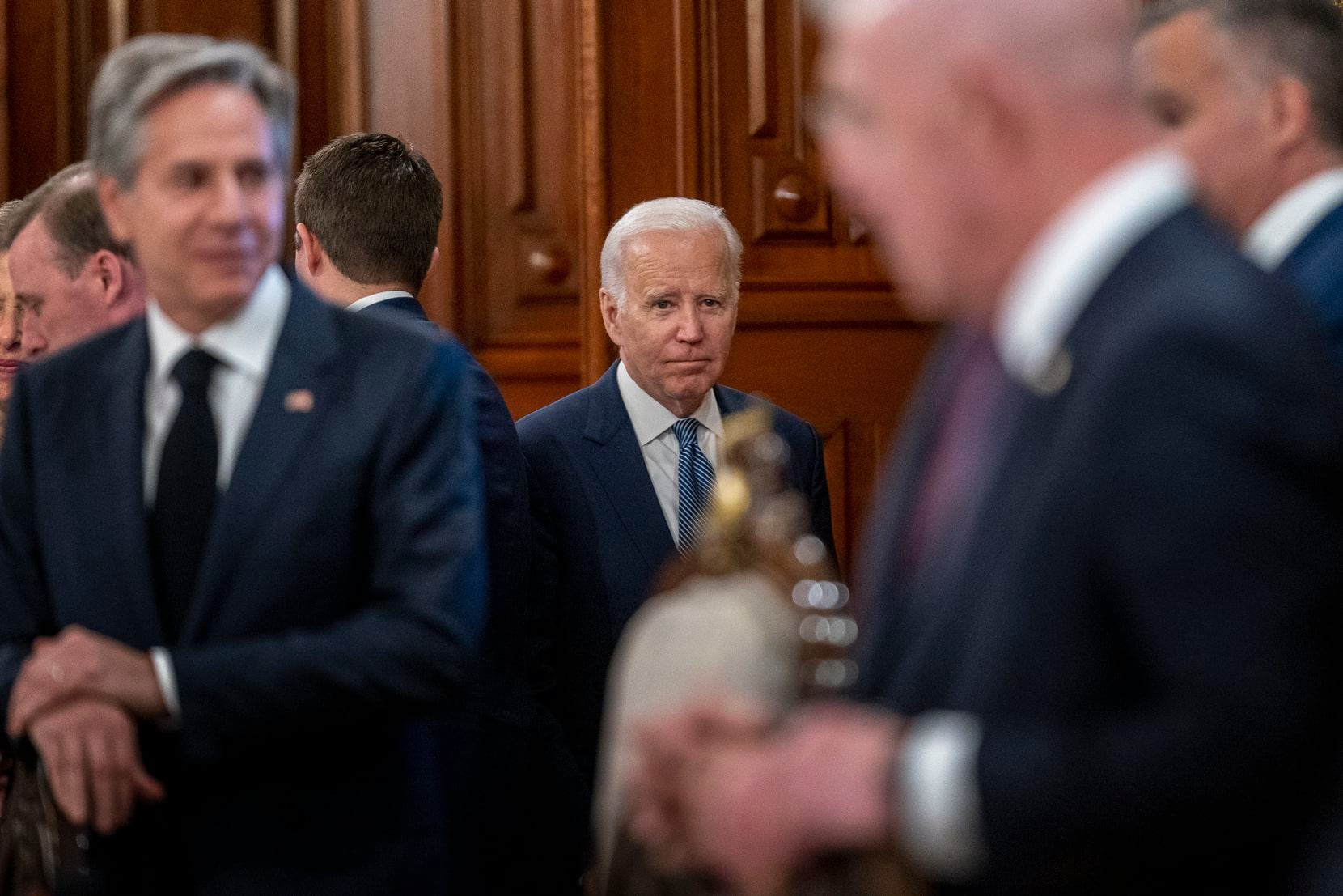 El presidente de Estados Unidos, Joe Biden, en el centro, acompañado por el secretario de...