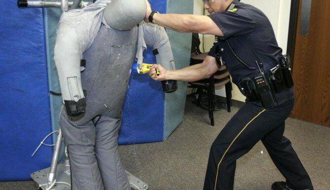 La policía de Dallas relajó algunas reglas sobre el uso de las pistolas eléctricas para...