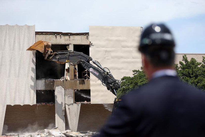 El alcalde de Dallas Mike Rawlings atestigua la demolición del Valley View Mall. (DMN/ROSE...