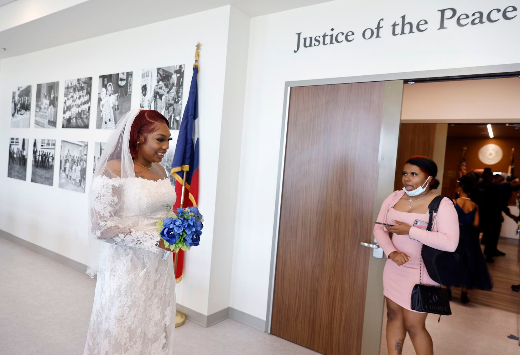 Nahndy Malbrough (izq.) llega para casarse al South Dallas Government Center el 22 de...