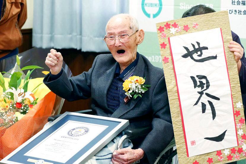 Chitetsu Watanabe, de 112 años, posa junto a un cartel que escribió tras ser condecorado...