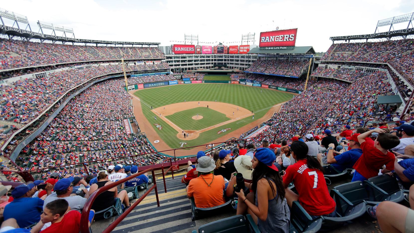 Los Texas Rangers enfrentaron a los New York Yankees en el último juego disputado en el Globe Life Park de Arlington, el 29 de septiembre.