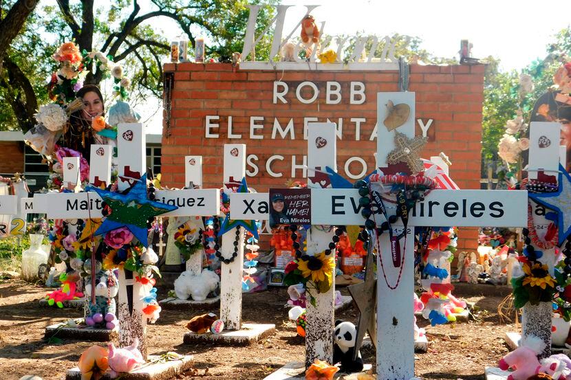 Un monumento conmemorativo en honor de los 19 niños y dos profesoras asesinados en un...