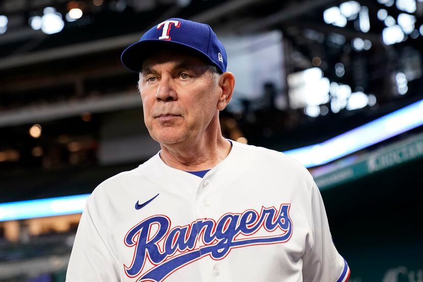 El nuevo manager de los Rangers de Texas, Bruce Bochy, posa para las fotos en el banquillo...