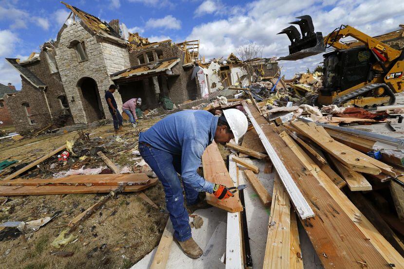 Lázaro Ramírez de Extreme Excavation, trabaja en la limpieza de una vivienda destruida por...