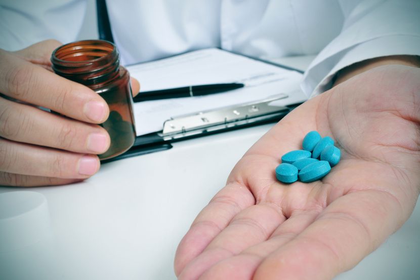 Un doctor presenta muestras de el medicamento Viagra. iStock Photo.
