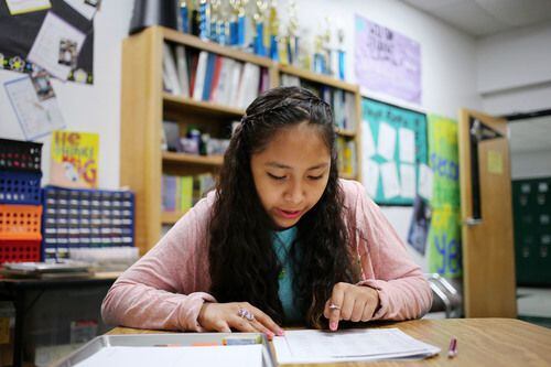 Sarahi Sanchez, estudiante de séptimo grado, participa en un ejercicio didáctico de “Take...