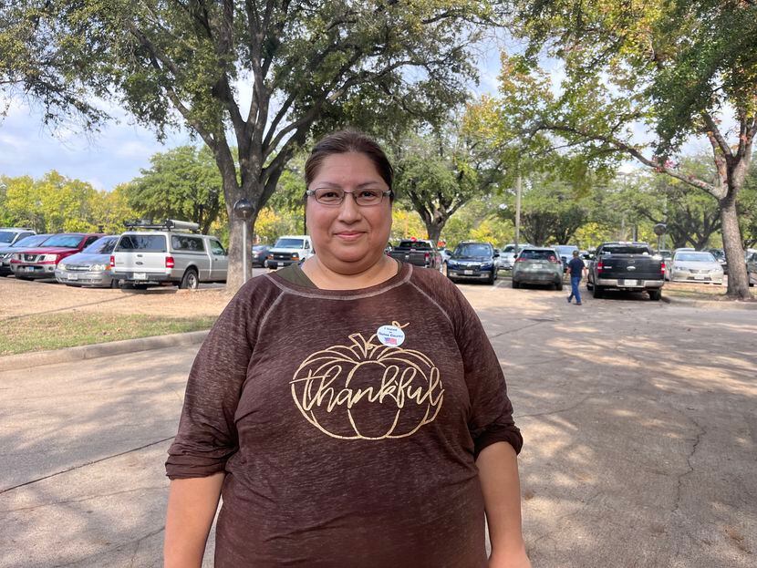 Ana Castro, de 45 años, originaria de El Salvador, votó en las urnas instaladas en el...