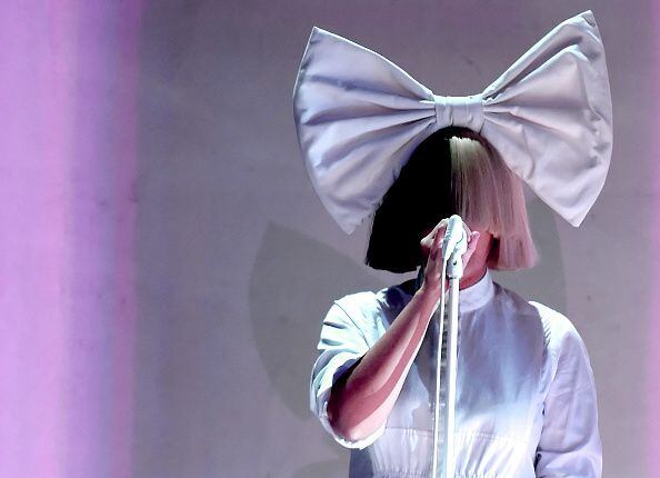 Sia es conocida por su timidez y siempre tratar de ocultar su rostro. El lunes publicó una...