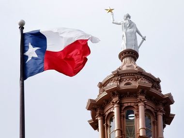 El miércoles 22 de mayo de 2019, la bandera de Texas ondea sobre el Capitolio de Texas en Austin, Texas.  (Tomás ...