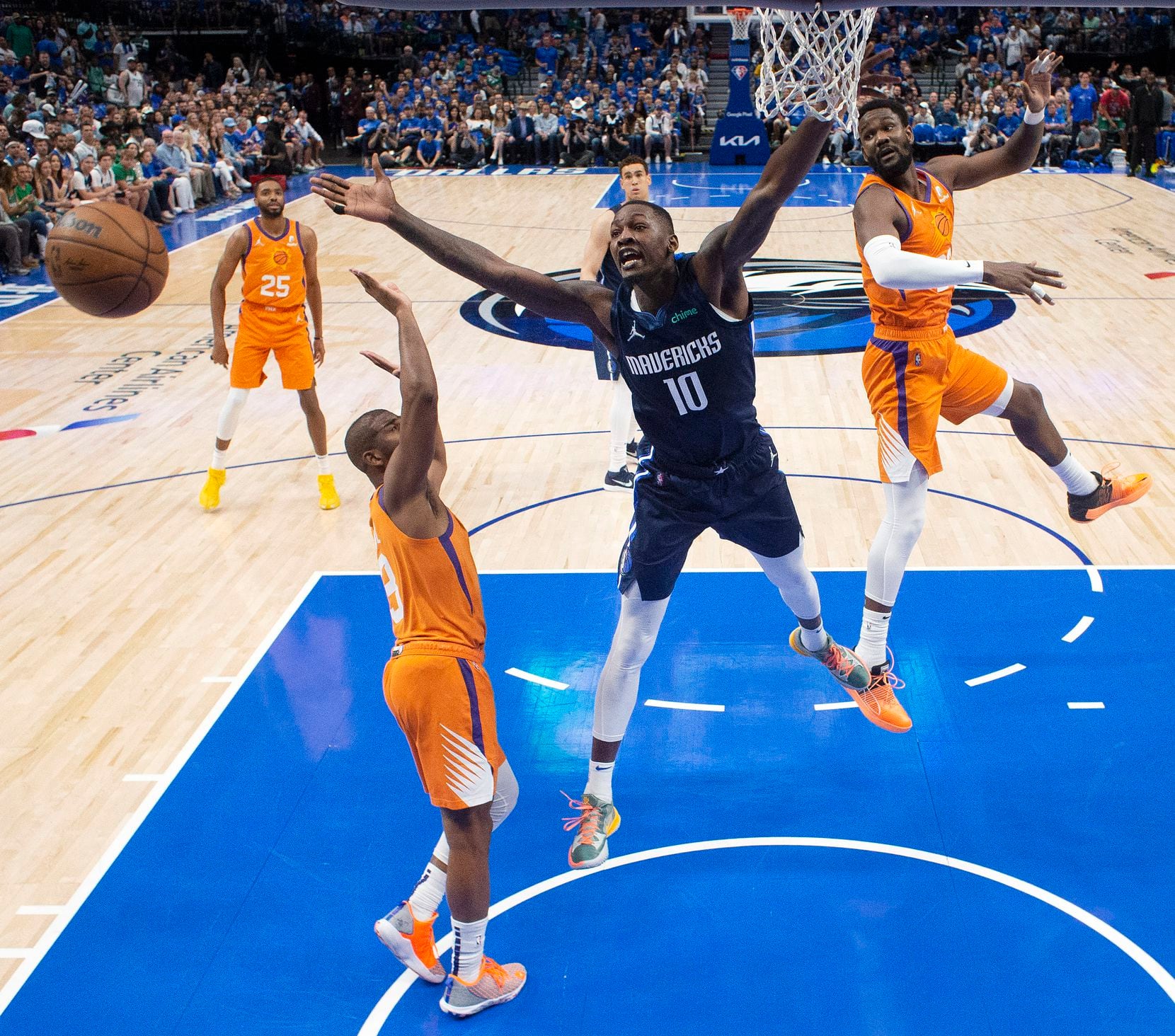 Dallas Mavericks forward Dorian Finney-Smith (10) battles for the ball with Phoenix Suns...