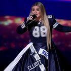 Kelly Clarkson's Dallas Cowboys-themed gown steals the show at the NFL  Honors