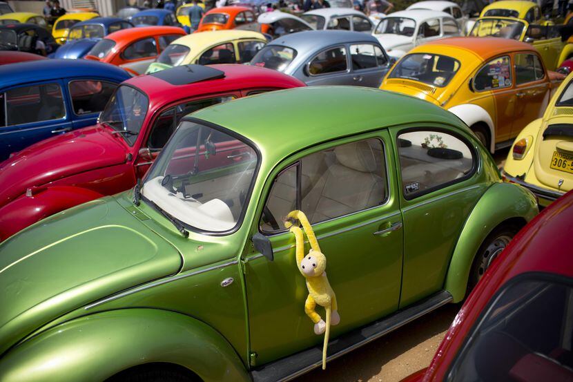 Una fila de auto Volkswagen Beetle, el auto utilitario más popular por décadas en el...
