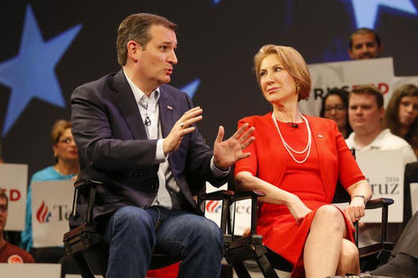 El senador de Texas Ted Cruz junto a Carly Fiorina en marzo pasado. Cruz anunció que Fiorina...