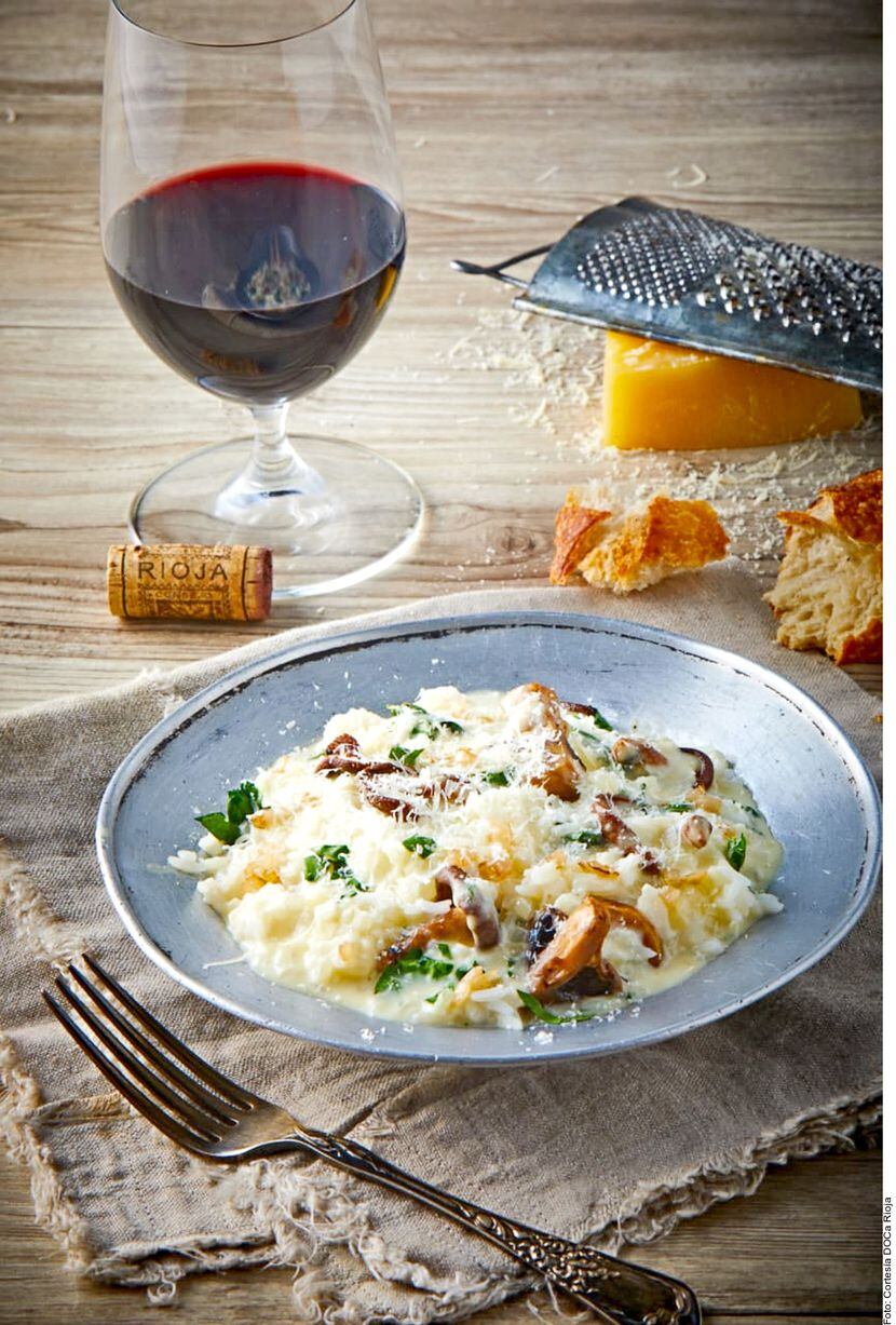 Un buen risotto con hongos se sirve con queso parmesano, perejil, sal y pimienta.