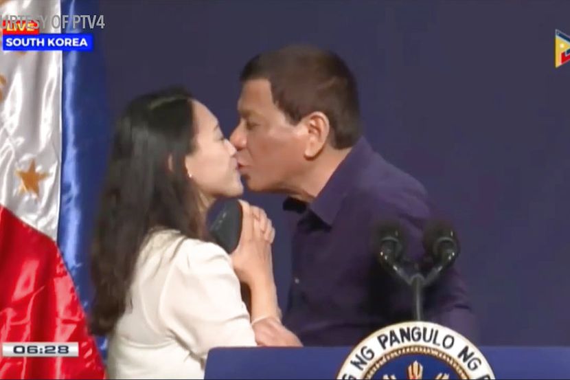 En este video de PTV del 3 de junio de 2018, el presidente filipino Rodrigo Duterte besa en...