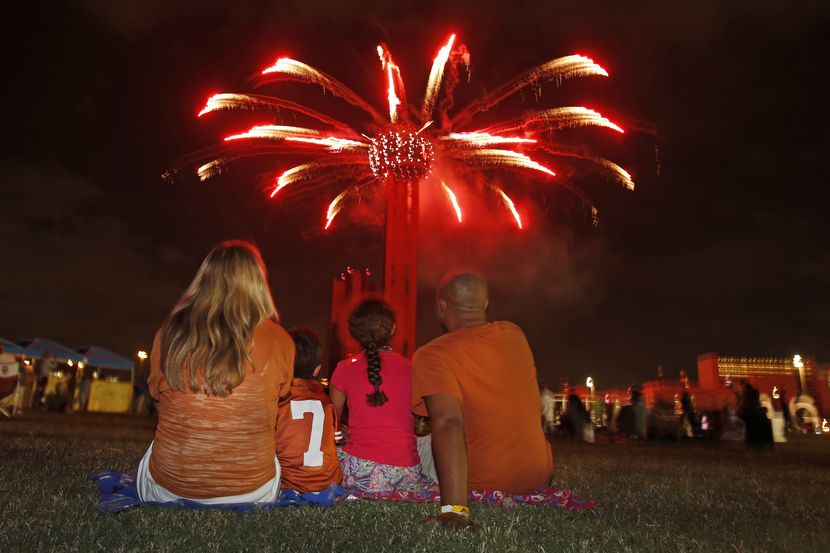 Varios lugares en Dallas tendrán fuegos artificiales para despedir el Año Viejo 2019.