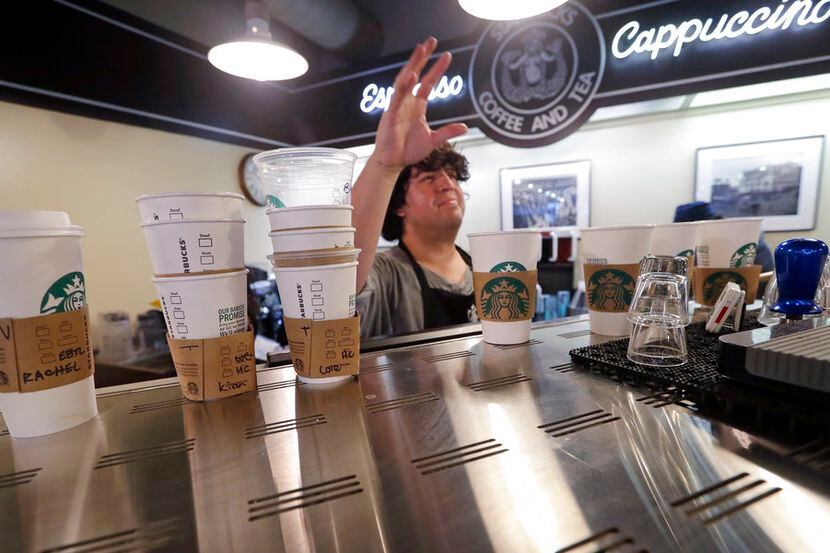 En general, Starbucks Corp. dijo que ha aumentado los precios en un promedio de 1% a 2% en...