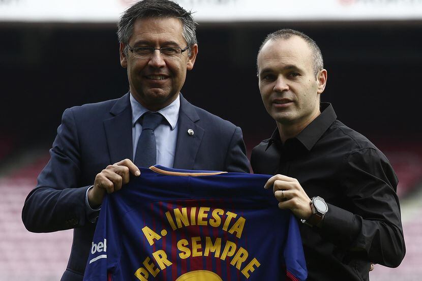 Andres Iniesta (der.) recibió un contrato vitalicio por parte del presidente del Barcelona...