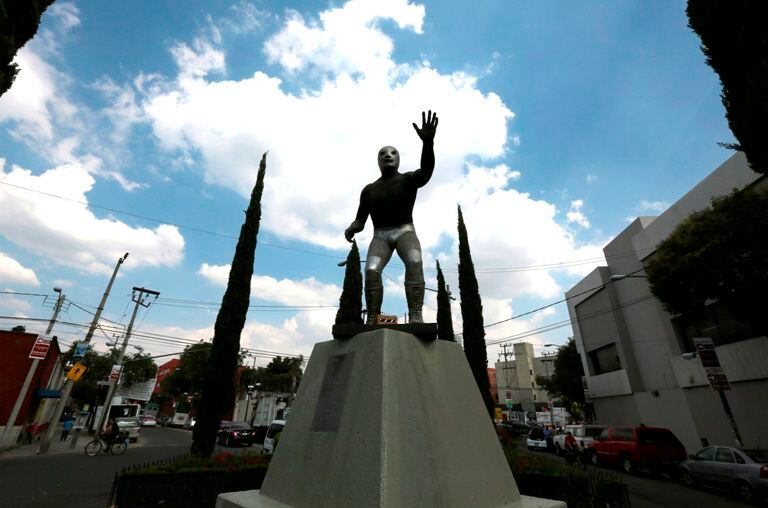 Una estatua del luchador El Santo en el barrio de Tepito, en la Ciudad de México....