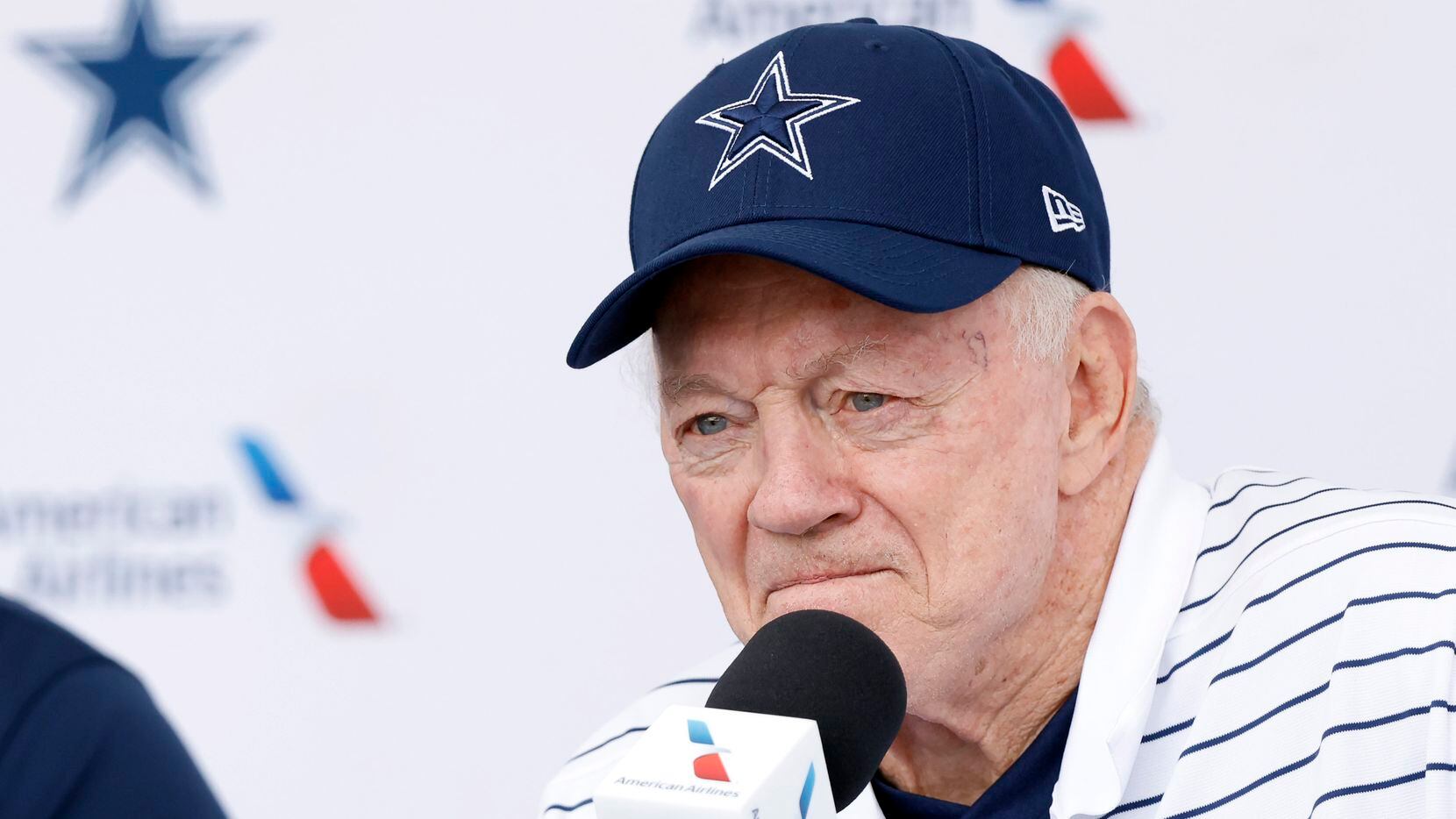 El propietario de los Dallas Cowboys, Jerry Jones, escucha durante la conferencia de prensa...