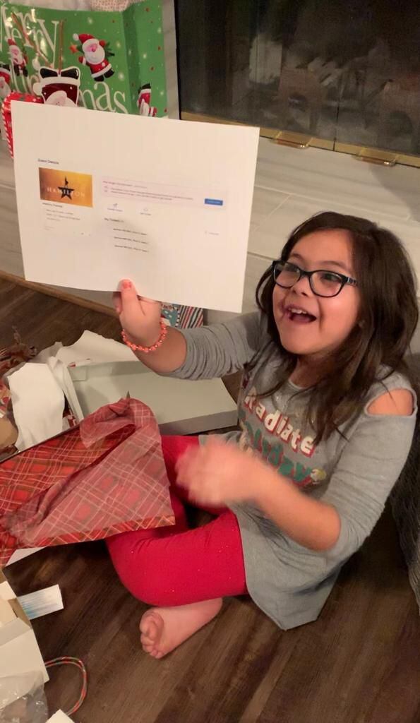 Iliana Sotelo, de 10 años, se emociona al recibir de regalo de Navidad, boletos para ver...
