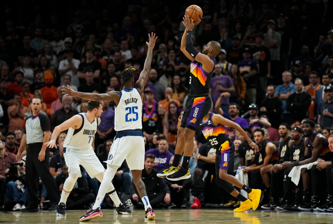 Phoenix Suns guard Chris Paul (3) shoots a 3-pointer as Dallas Mavericks forward Reggie...