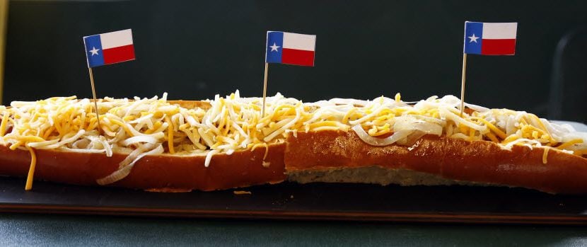 Replying to @g00fyg00ber13 the new Texas Rangers Pizza Dog!!!! #gristl, pizza
