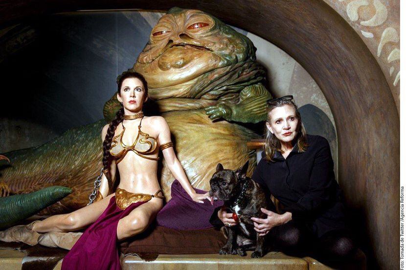 La actriz Carrie Fisher (der.), quien interpretó a la princesa Leia en Star Wars, falleció...
