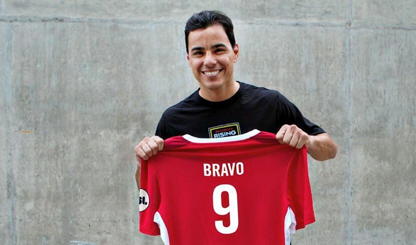 El máximo goleador en la historia de Chivas, Omar Bravo, seguirá su carrera deportiva en...