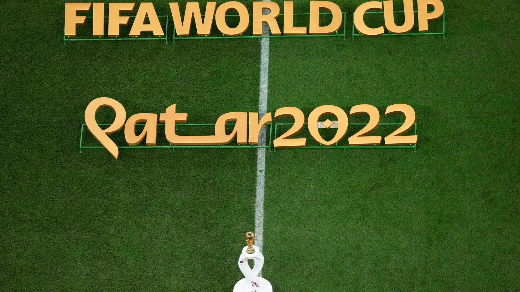 El trofeo de la Copa Mundial de la FIFA se exhibe antes del partido final de la Copa del...