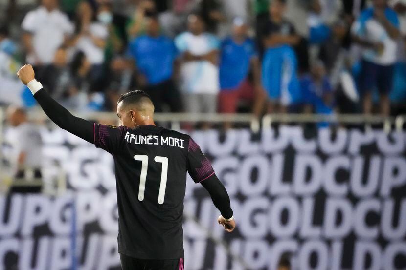 El delantero de la selección mexicana de futbol Rogelio Funes Mori celebra luego de anotar...