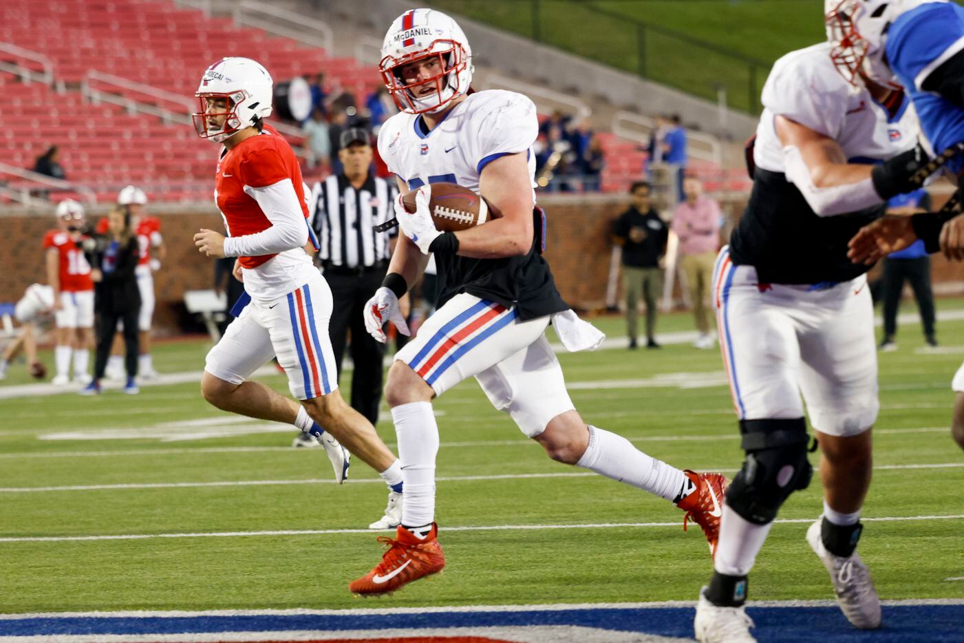 Southern Methodist Mustangs running back TJ McDaniel (25) runs in for a touchdown during the...